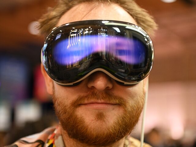 a-nerd-wearing-his-apple-vision-pro-headset-640x480-1 A nerd wearing his Apple Vision Pro headset