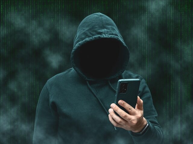crook-using-his-smartphone-to-target-victims-640x480-1 Crook using his smartphone to target victims