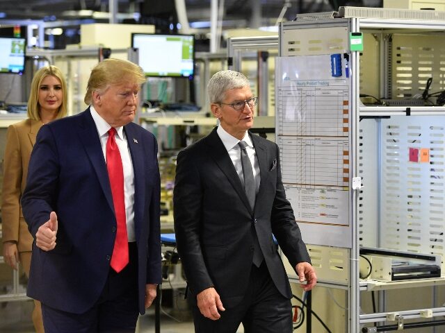 donald-trump-flashes-a-thumbs-up-next-to-tim-apple-640x480-1 Donald Trump flashes a thumbs up next to Tim Apple