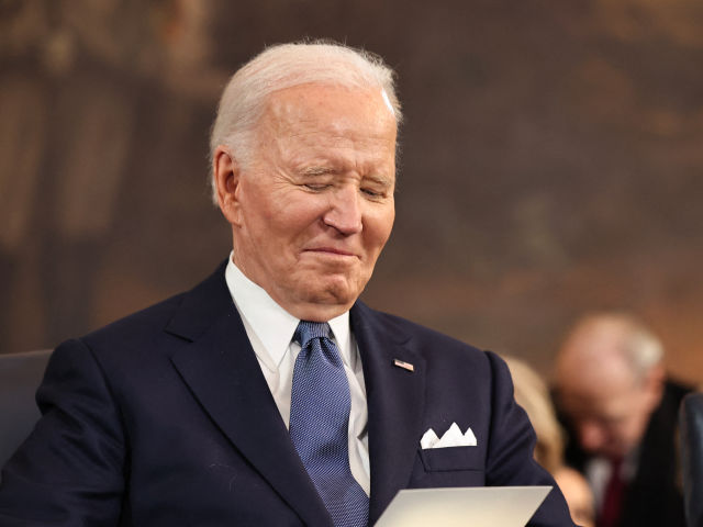 GettyImages-2194387968 US former president Joe Biden, flanked by former US vice president Kamla Harris, listen as