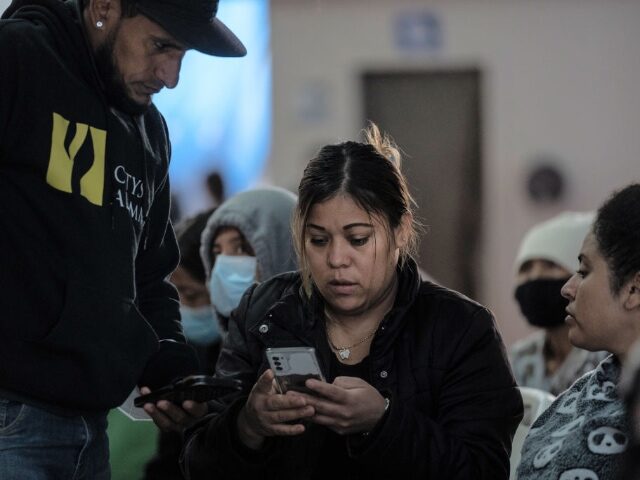 GettyImages-2194443884-2 20 January 2025, Mexico, Tijuana: Latin American migrants watch the inauguration of US Pre