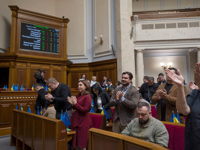 UKRAINE-RUSSIA-CONFLICT-WAR-ECONOMY Ukrainian lawmakers react after the successful vote to ratify a landmark minerals deal sig