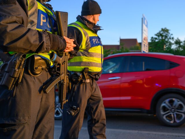 gettyimages-2213896296-1-640x480-1 11 May 2025, Brandenburg, Frankfurt (Oder): Federal police officers stand at the German-Po