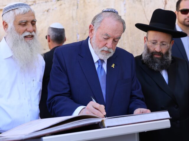 huckabee-western-wall-western-wall-heritage-foundation-640x480-1 Huckabee Western Wall (Western Wall Heritage Foundation)