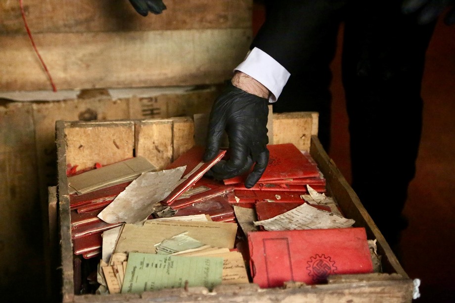 imagen-3 Among the documents are postcards, photographs and propaganda material from the Nazi regime. Credit: Argentina Supreme Court