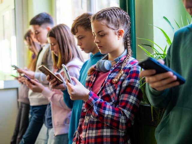 kids-glued-to-their-smartphones-640x480-1 Kids glued to their smartphones
