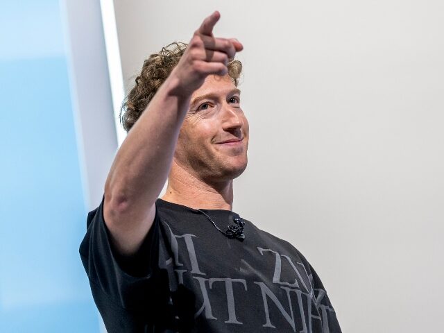 mark-zuckerberg-points-to-his-audience-640x480-1 Mark Zuckerberg points to his audience