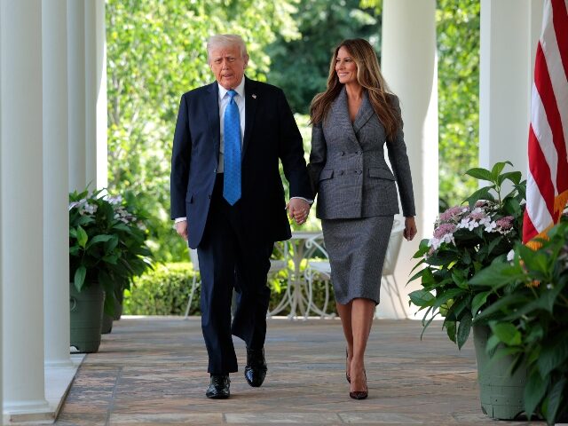 melania-trump-smiles-walking-with-president-donald-trump-640x480-1 Melania Trump smiles walking with President Donald Trump
