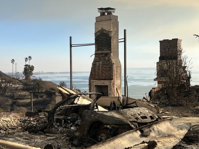palisades-fire-chimney-joel-pollak-breitbart-news-640x480-1 Palisades Fire chimney (Joel Pollak : Breitbart News)