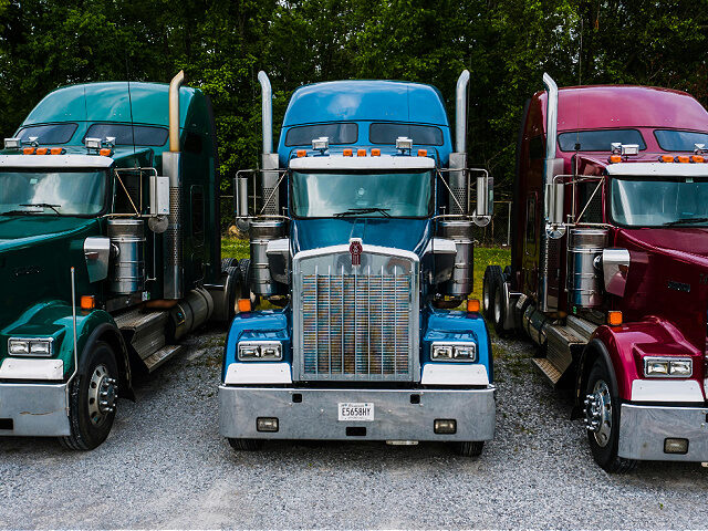 parked-trucks-truckers-tn-stock-pexels-kelly parked semi-trucks
