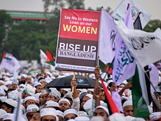 protest bangladesh dhaka Thousands of activists of Islamist group Hefazat-e-Islam denounce proposed recommendations