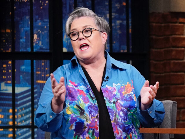 rosieodonnell LATE NIGHT WITH SETH MEYERS -- Episode 1328 -- Pictured: (l-r) Comedian Rosie O'Donne