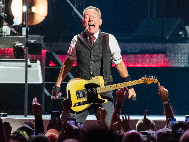 springsteen TORONTO, ONTARIO - NOVEMBER 03: Bruce Springsteen performs with the E Street Band at Scoti