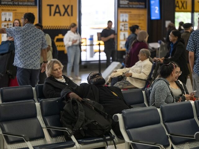 stranded-travellers-at-newark-airport-640x480-1 stranded travelers at Newark Airport