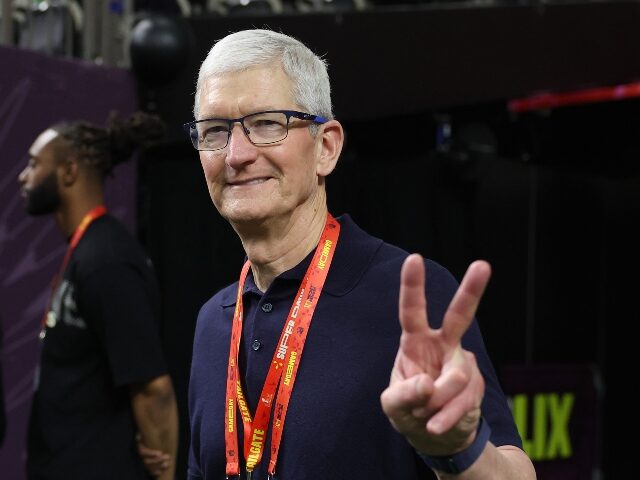 tim-apple-flashes-the-v-for-victory-640x480-1 Tim Apple flashes the V for Victory
