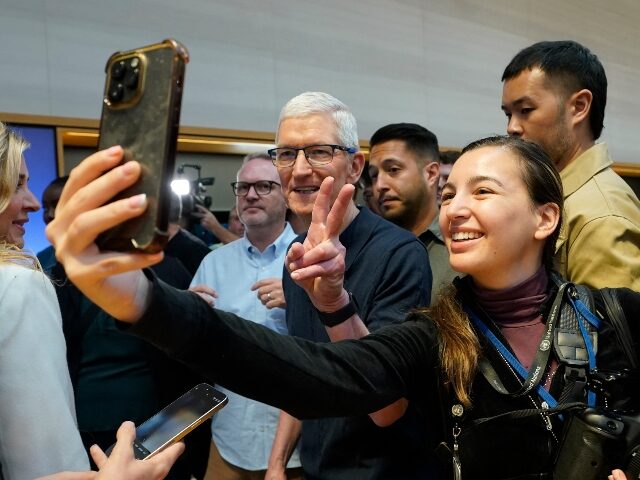 tim-cook-poses-for-iphone-selfie-640x480-1 Tim Cook poses for iPhone selfie