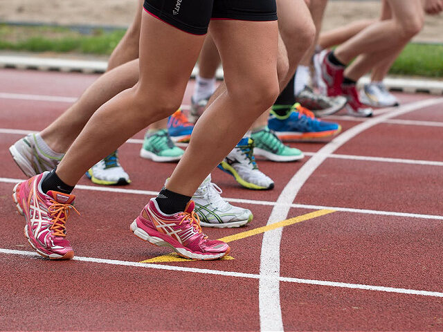 womens-sports-track-running-transgender-athetes-pexels-snapwire people running a race