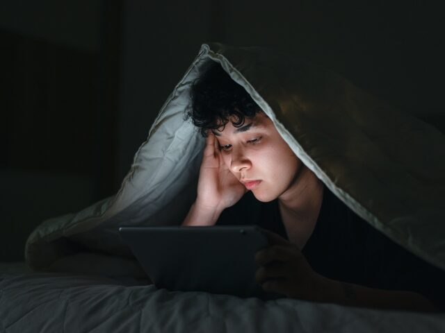 a-boy-using-a-tablet-in-bed-640x480-1 a boy using a tablet in bed
