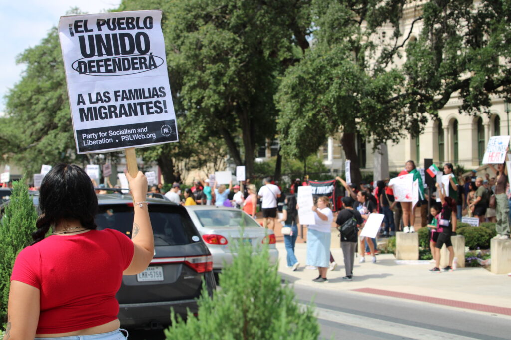 crowd-begins-to-build-at-downtown-anti-ice-rally-in-san-antonio-photo-by-randy-clark-1024x683-1 Crowd begins to build at downtown Anti-ICE rally in San Antonio, photo by Randy Clark (Randy Clark/Breitbart Texas)