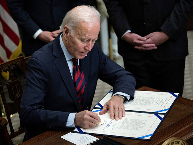 Dec-2-2022-President-Joe-Biden-signing-eo-getty US President Joe Biden signs a resolution to avert a nationwide rail shutdown, in the Roos