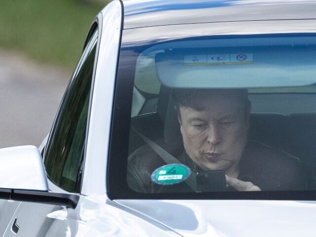 elon-musk-nonplussed-in-his-tesla-640x480-1 Elon Musk nonplussed in his Tesla