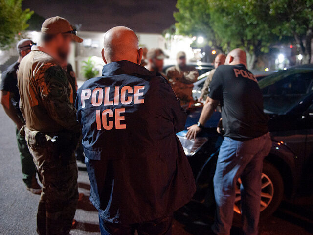 file2020-ice-arrests-florida-ICE-flickr ERO Miami Special Response Team Support Fugitive Operations Arrest of Convicted Felon in M
