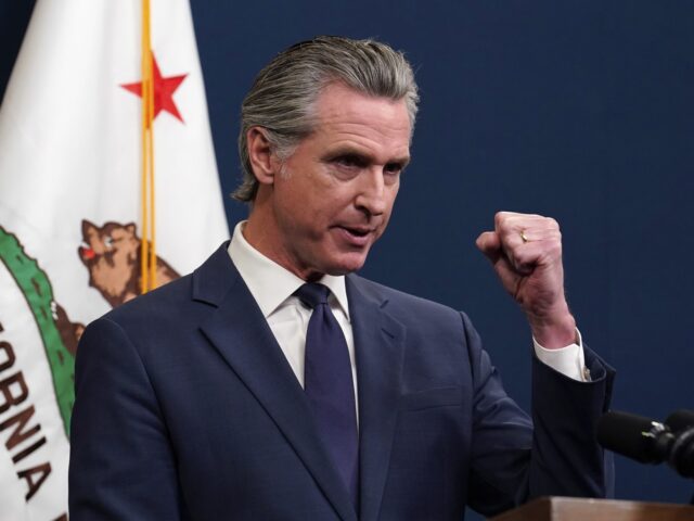 Gavin Newsom fist (Rich Pedroncelli / Associated Press) El gobernador de California, Gavin Newsom, durante una conferencia de prensa en Sacramento