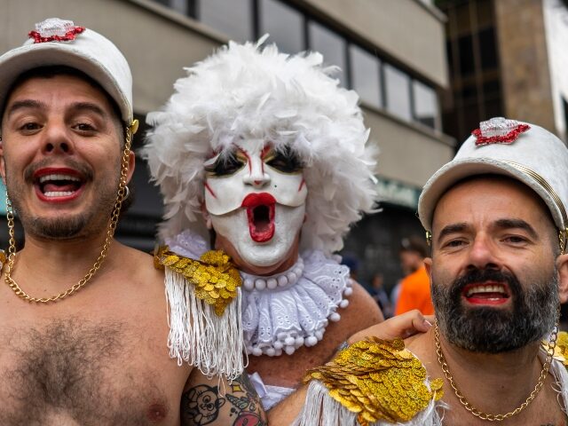 gay-men-cruising-at-pride-parade-640x480-1 gay men cruising at pride parade