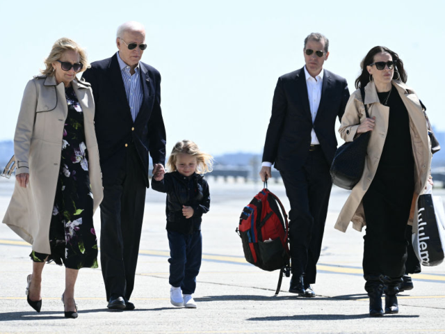 GettyImages-2115796576 (L_R) US First Lady Jill Biden, President Joe Biden, their grandson Beau Biden, son Hunter