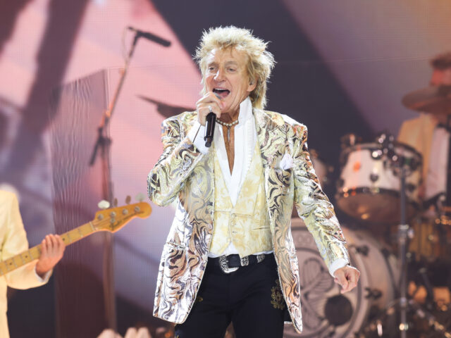 gettyimages-2156678791-1-640x480-1 STOCKHOLM, SWEDEN - JUNE 08: Rod Stewart performs on stage at Tele2 Arena on June 08, 2024