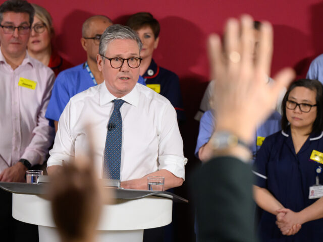 gettyimages-2192642269-1-640x480-1 EPSOM, ENGLAND - JANUARY 06: A journalist holds up his hand as UK Prime Minister Keir Star