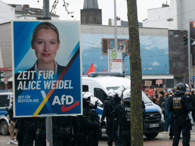 gettyimages-2199138272-1-640x480-1 Police protect the participants of the AFD rally for the upcoming election in Oberbilk mar