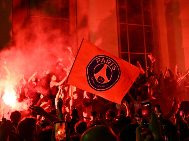 gettyimages-2217319921-1-640x480-1 TOPSHOT - Paris Saint-Germain (PSG) supporters set off flares as they gather on Place Troc