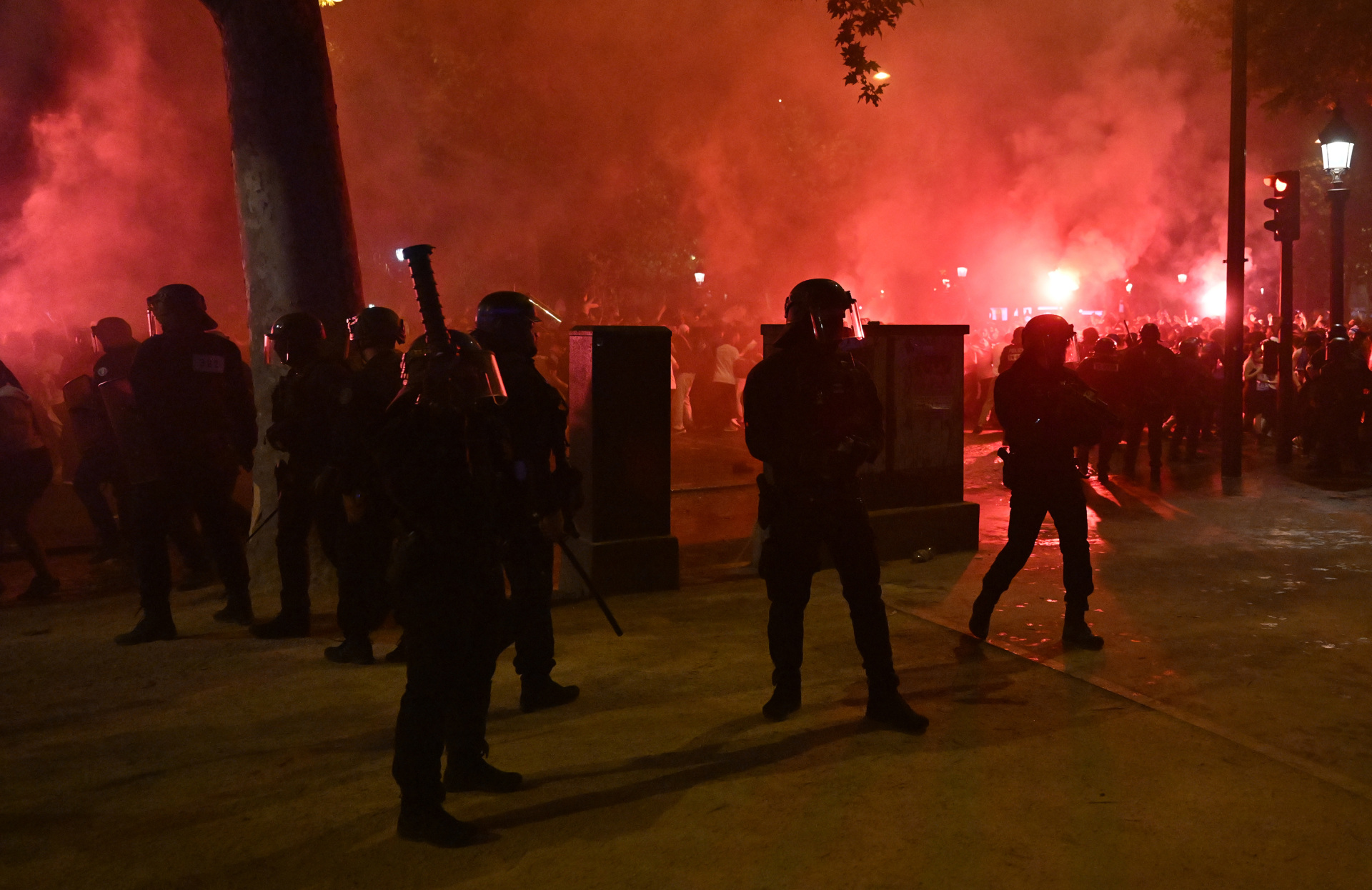 gettyimages-2217355180 PARIS, FRANCE - MAY 31: Clashes break out between police and fans as supporters celebrate following Paris Saint-Germain defeated Inter Milan 5-0 in the UEFA Champions League football final match held in the Munich Football Arena, on May 31, 2025, in Paris, France. (Photo by Burak Akbulut/Anadolu via Getty Images)