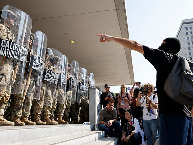gettyimages-2218860044-640x480-1 The California National Guard holds a line in front of anti-ICE protesters in front of the