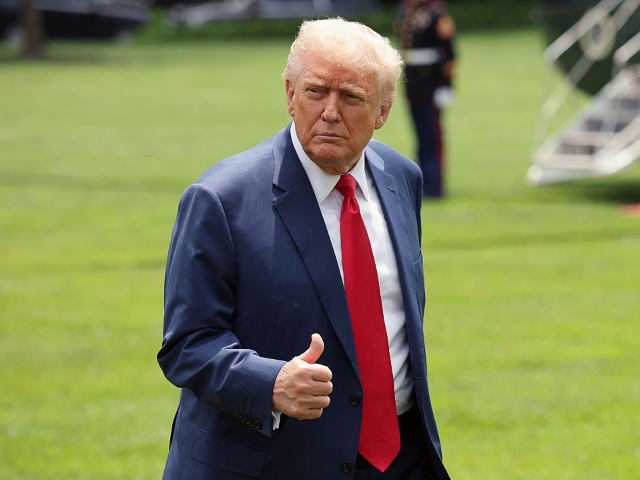 GettyImages-2219339862 WASHINGTON, DC - JUNE 09: U.S. President Donald Trump returns to the White House on June 0