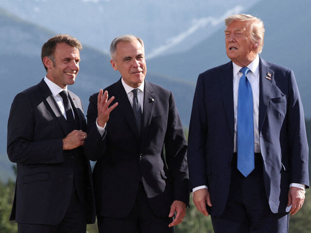 CANADA-G7-SUMMIT-DIPLOMACY (L-R) French President Emmanuel Macron, Canadian Prime Minister Mark Carney and US Preside