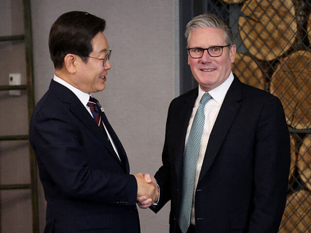 CANADA-G7-SUMMIT-DIPLOMACY British Prime Minister Keir Starmer (R) and South Korean President Lee Jae-myung shake han