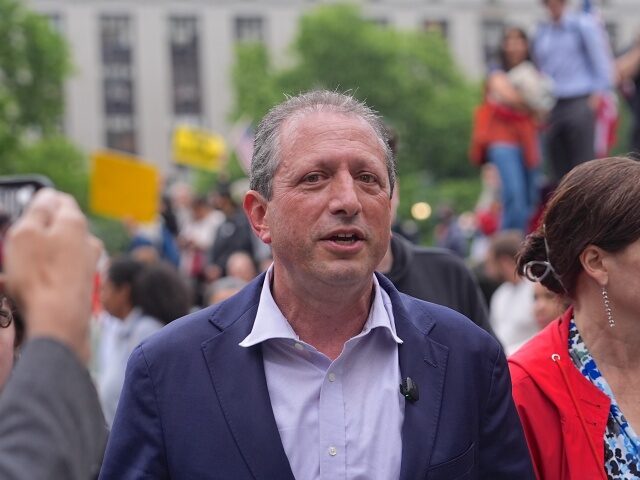 New York City comptroller and mayoral candidate Brad Lander released after arrest by ICE NEW YORK, UNITED STATES - JUNE 17: New York City Comptroller and Democratic mayoral candid