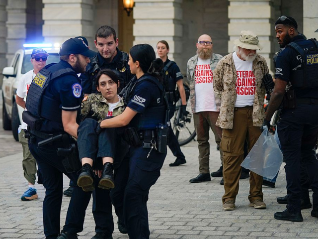 GettyImages-2220028617 WASHINGTON, DC - JUNE 13: U.S. Capitol Police react to demonstrators breaching a U.S. Capi