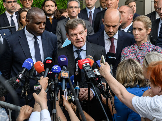 SWITZERLAND-IRAN-ISRAEL-EU-CONFLICT-DIPLOMACY Germany's Foreign Minister Johann Wadephul (C), flanked by Britain's Foreign Sec