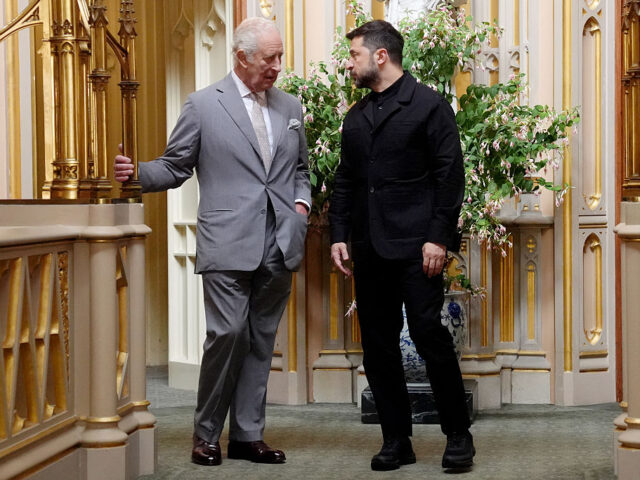 BRITAIN-UKRAINE-ROYALS-DIPLOMACY Britain's King Charles III speaks with Ukraine's President Volodymyr Zelensky du