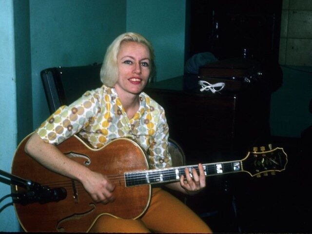 GettyImages-98120016 Bassist Carol Kaye plays an Epiphone hollowbody electric guitar in April 1966 in Los Angel