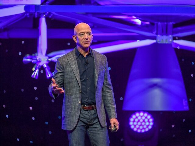 jeff-bezos-in-front-of-blue-origins-lunar-lander-640x480-1 Jeff Bezos in front of Blue Origin's Lunar Lander