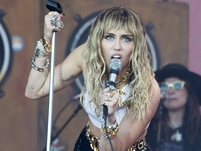 MileyCyrus GLASTONBURY, ENGLAND - JUNE 30: Miley Ray Cyrus performs live on the Pyramid stage during