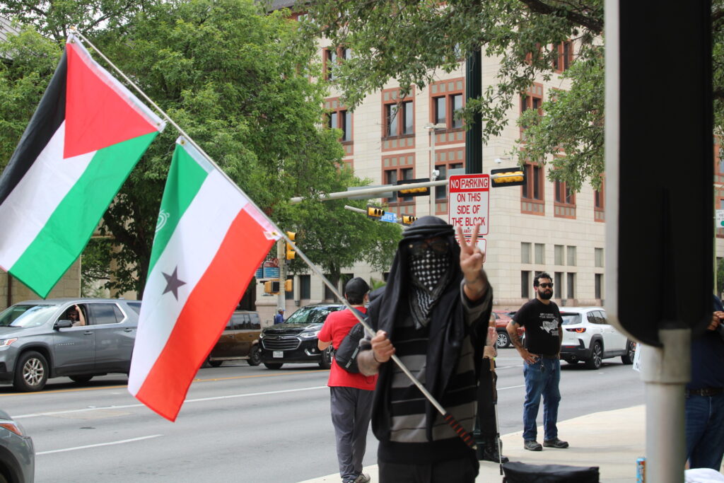 protester-waves-palestinian-flag-at-anti-ice-protest-photo-by-randy-clark-1024x683-1 Protester waves Palestinian Flag at anti-ICE protest, photo by Randy Clark (Randy Clark/Breitbart Texas)