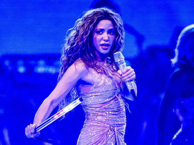 shakira DETROIT, MICHIGAN - MAY 22: Shakira performs onstage during Shakira: Las Mujeres Ya No Llo
