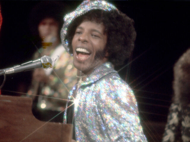 slystojne BURBANK, CA - 1971: Singer Sly Stone of the psychedelic soul group 'Sly & The Fam
