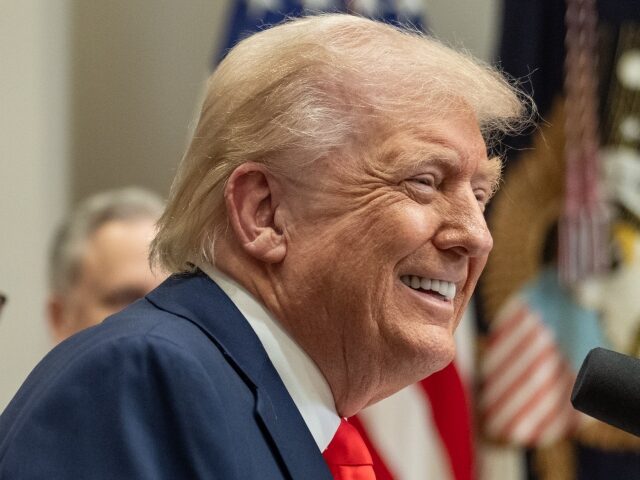 trump-laughing-white-house-photo
