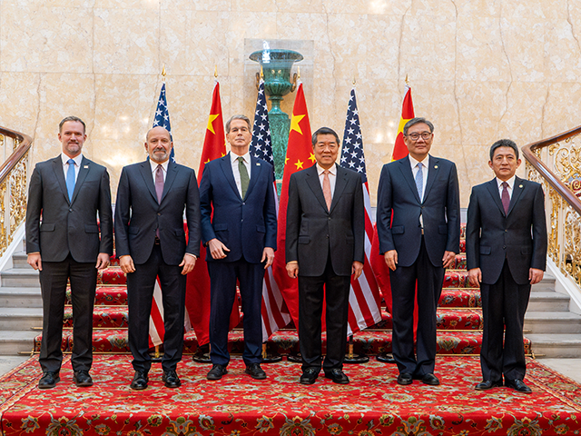 us-china-trade-talks U.S. and China delegations pose for a photo during trade talks at Lancaster House in Londo